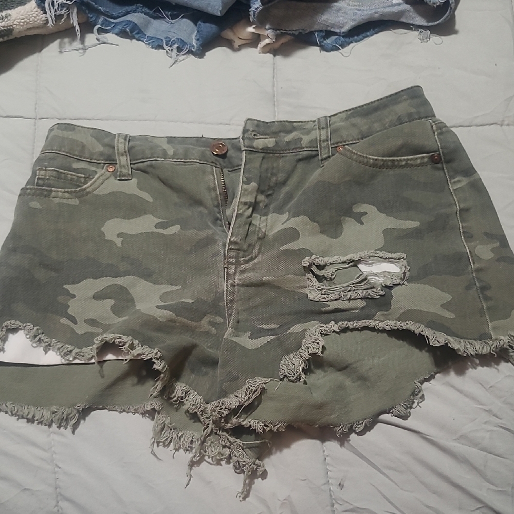 No Boundaries Green Jean Shorts Distressed Camo